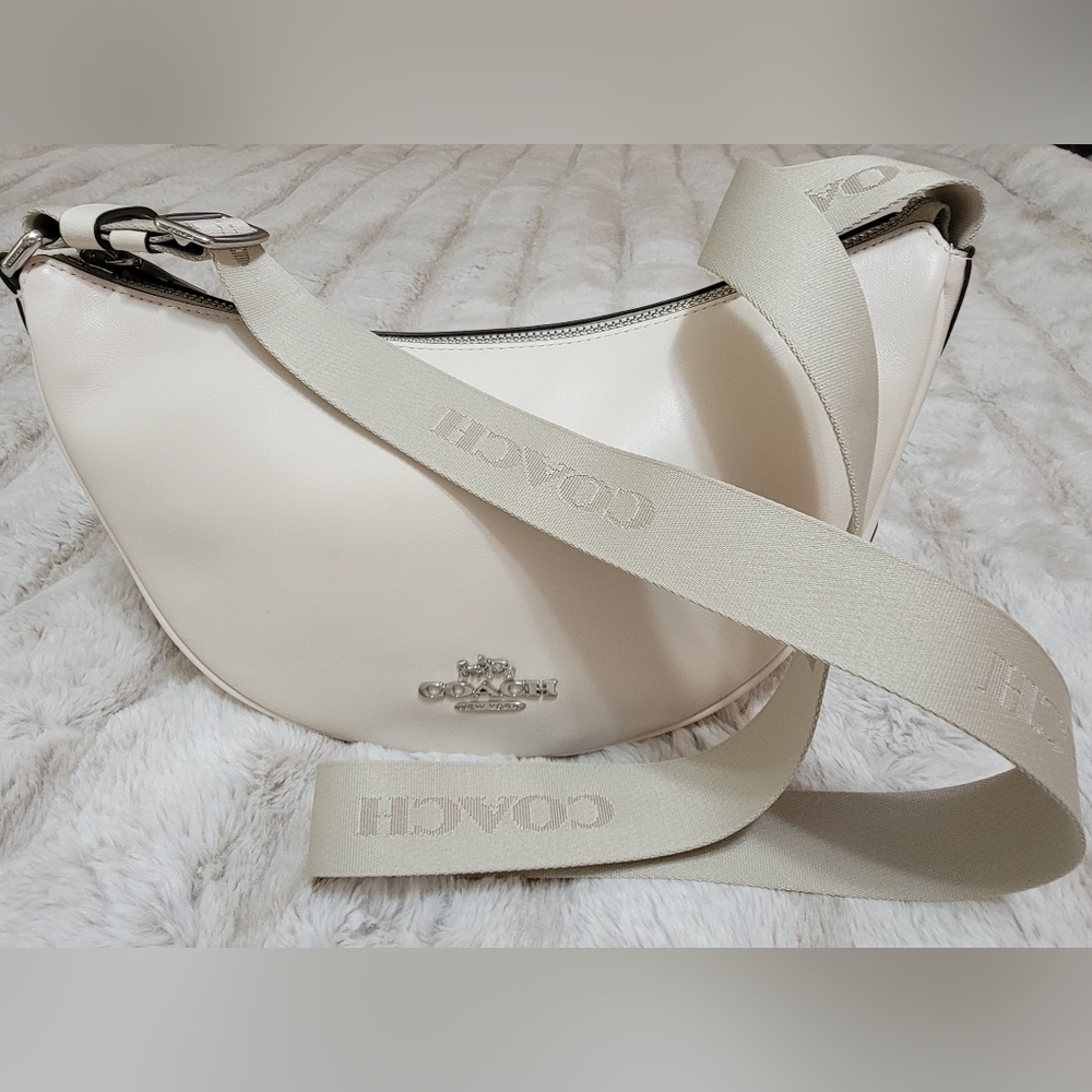 Authentic Coach Pace Shoulders Bag, Cream color with adjustable shoulder strap